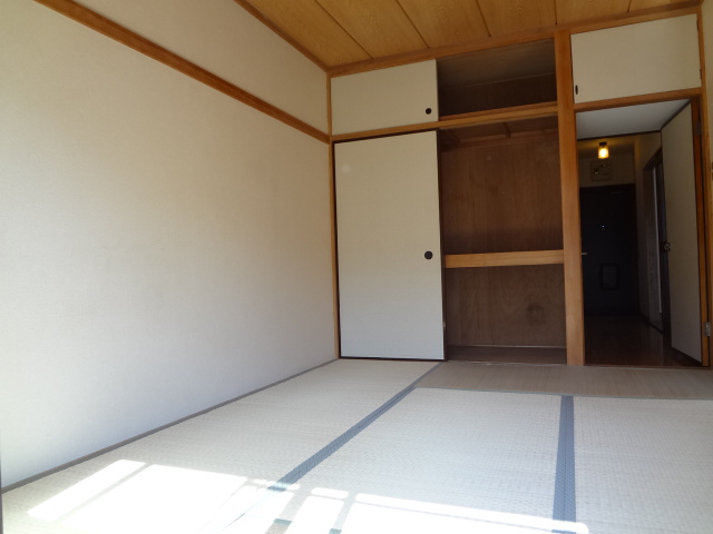 Other room space. Bright Japanese-style room!