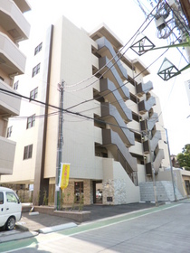 Building appearance. Toyoko along! Rokkakubashi is the location of the mall near the residential area