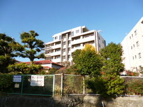 Building appearance. Toyoko along! Rokkakubashi is the location of the mall near the residential area