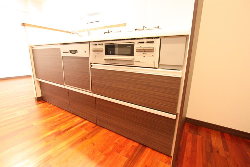 Kitchen. Within walking distance of the popular commercial facility