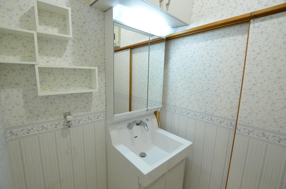 Wash basin, toilet. Indoor (01 May 2013) Shooting