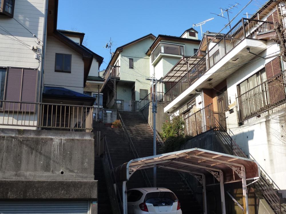 Local appearance photo. There is a car space with a roof in the living room 5 room! 