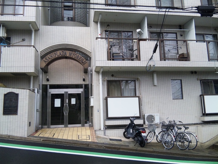 Entrance. With auto lock! !