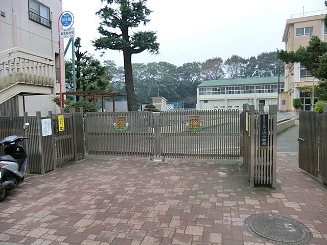 Primary school. It is 650m a beautiful school building to Yokohama Municipal Mitsuzawa Elementary School. Is Omoikkiri play likely in a wide schoolyard! Compassion, Mitsuzawa elementary school to cherish the moral