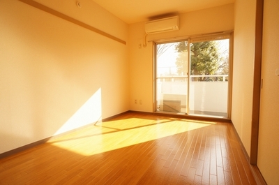 Living and room.  ☆ South-facing bright room ☆ Your laundry also dry well