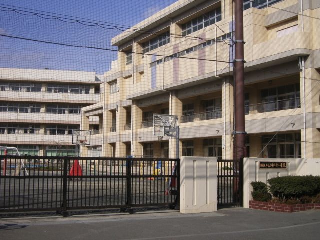 Primary school. Municipal Kandaiji up to elementary school (elementary school) 560m