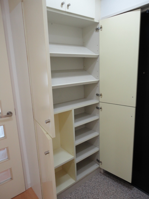 Entrance. There is a large shoe box!