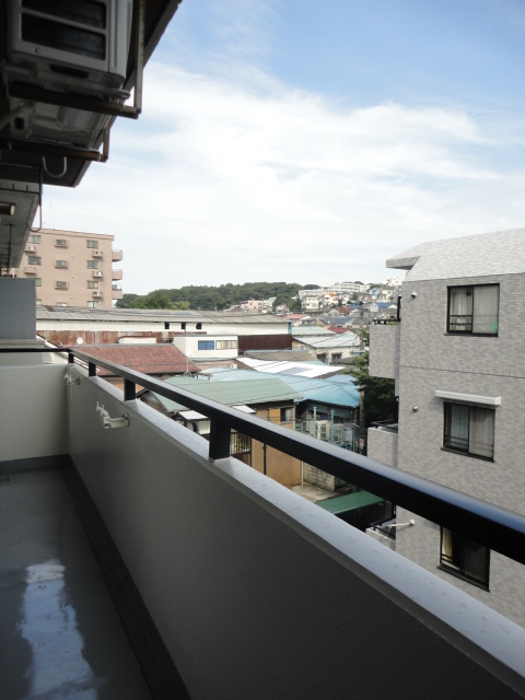 Balcony. Facing south ・ Day preeminent balcony