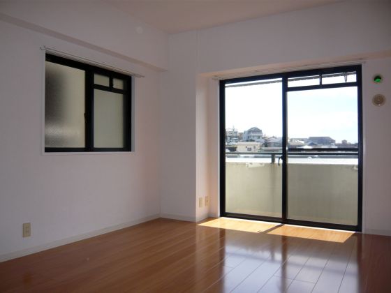 Living and room. Western-style rooms facing the south-facing balcony! Day is good!