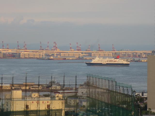 View photos from the dwelling unit. Large vessels can be seen to and from the Port of Yokohama.