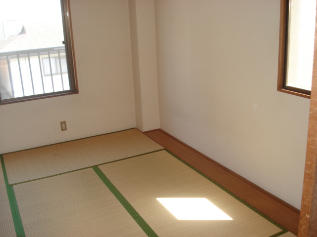 Other room space. The window is in the two sides bright airy good.