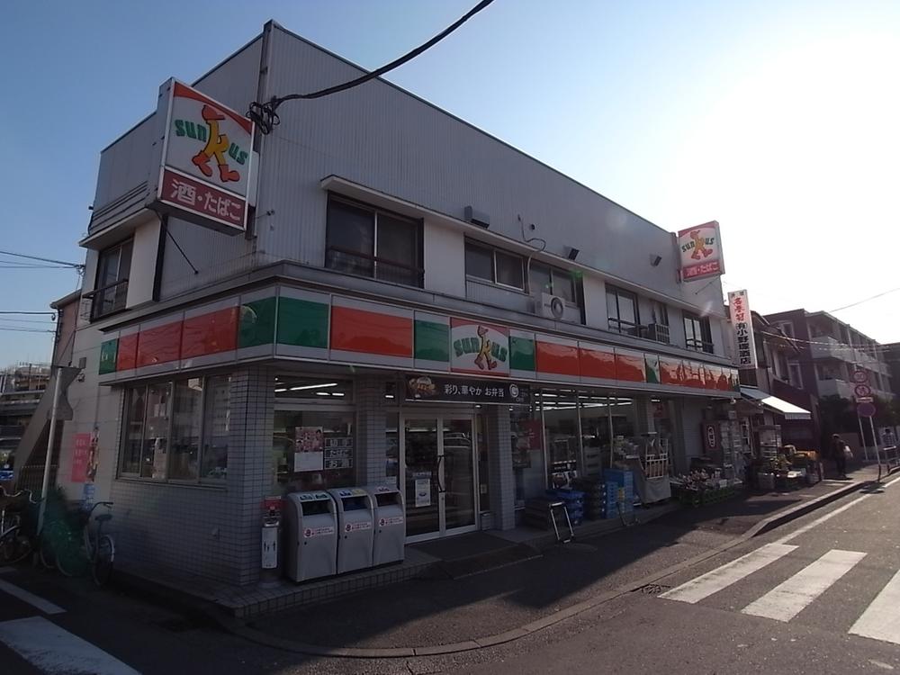 Convenience store. 400m convenience stores until Thanksgiving is located a few shops within walking distance.