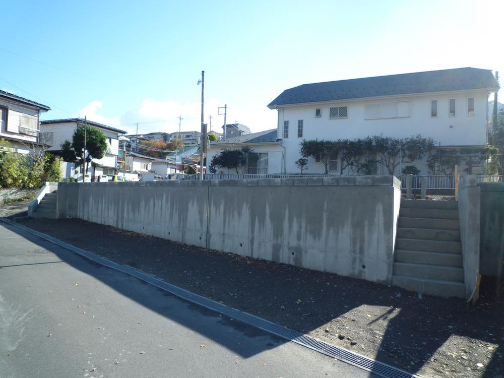 Local appearance photo. Attractive site, which is equipped with a 2 car all building car space. 