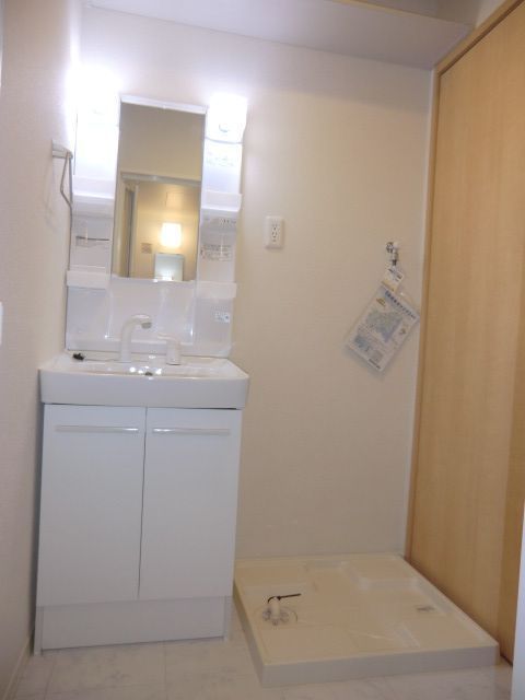 Washroom. Shampoo Dresser Yes