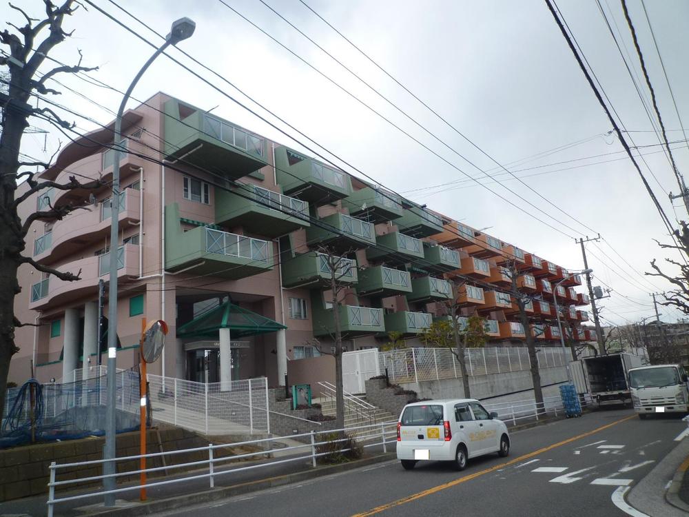 Local appearance photo. 1994 Built Sekisui House condominium