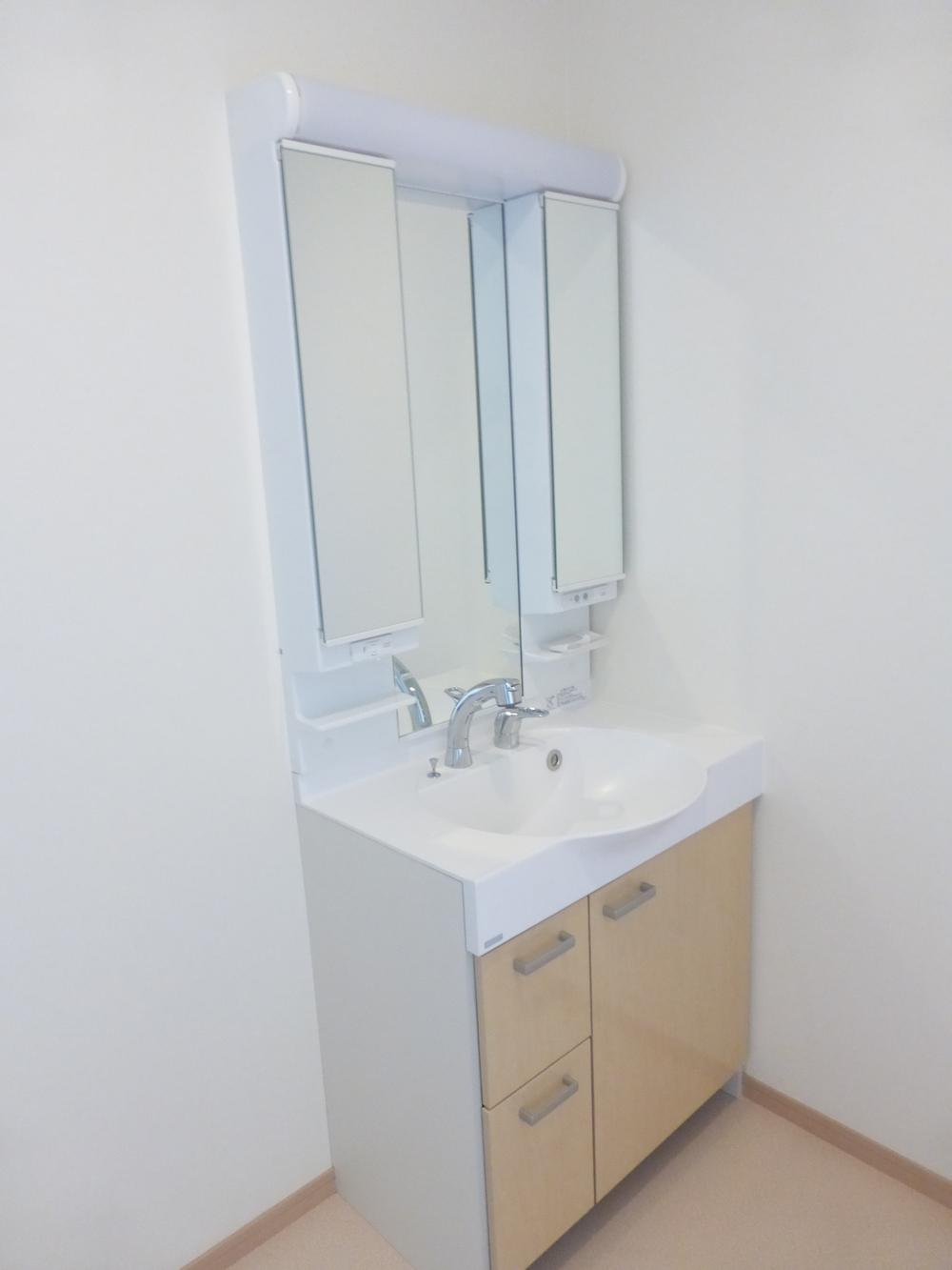 Wash basin, toilet. B Building Indoor (December 12, 2013) Shooting
