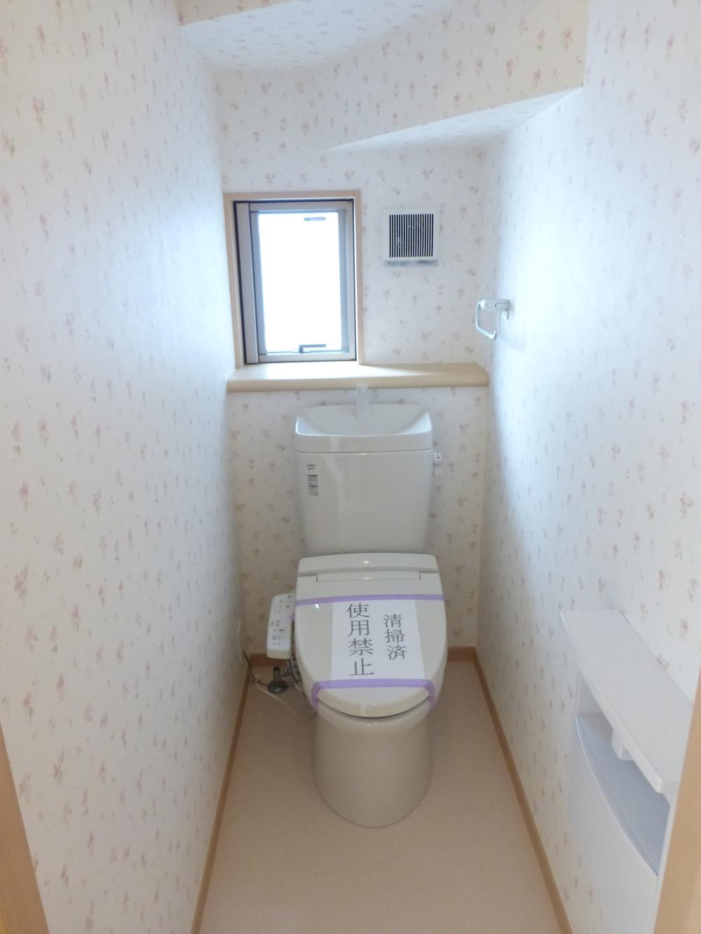 Toilet. B Building Indoor (December 12, 2013) Shooting Toilet of wallpaper is floral ☆