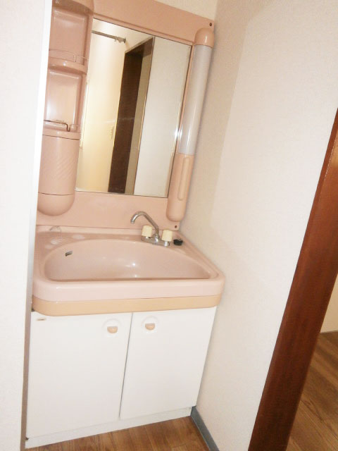 Washroom. Independent wash basin!
