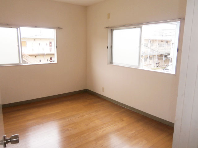 Other room space. 5.3 tatami of Western-style ☆ The window is also large, bright!