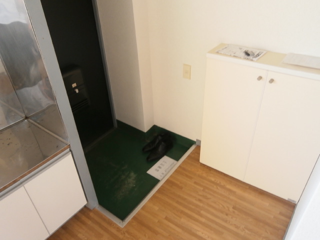 Entrance. Comes with a cupboard (^ o ^) /
