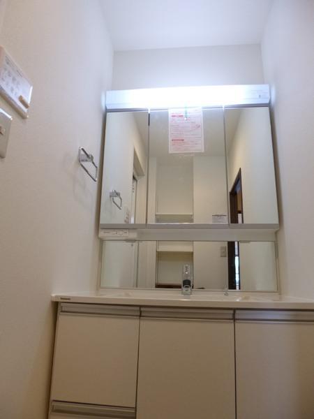 Wash basin, toilet. New replaced.. Convenient three-sided mirror type