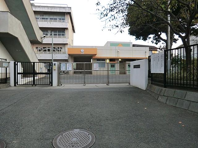 Primary school. It is 750m a beautiful school building to Yokohama Municipal Takafunedai Elementary School. Is Omoikkiri play likely in a wide schoolyard! Compassion, Takafunedai elementary school to cherish the moral