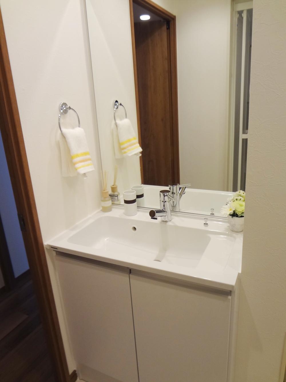 Wash basin, toilet. Indoor (12 May 2013) Shooting