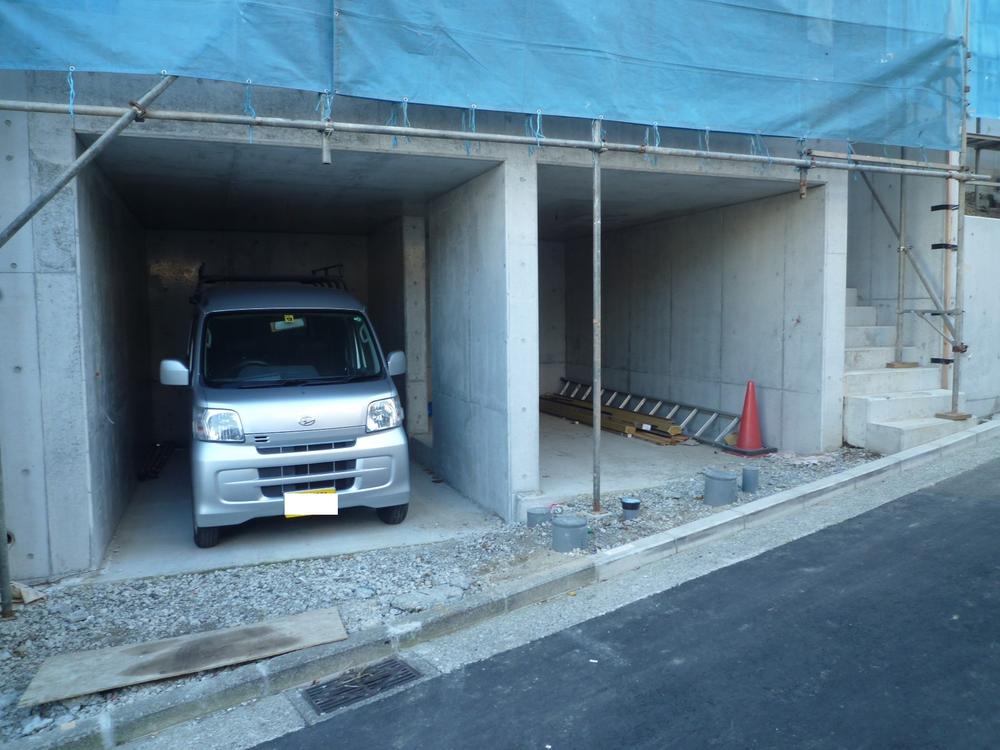 Parking lot. Equipped with 2 car underground garage that large vehicles can also Easy parking. 