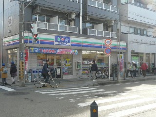 Convenience store. Three F Kanazawa Machiya store up (convenience store) 286m