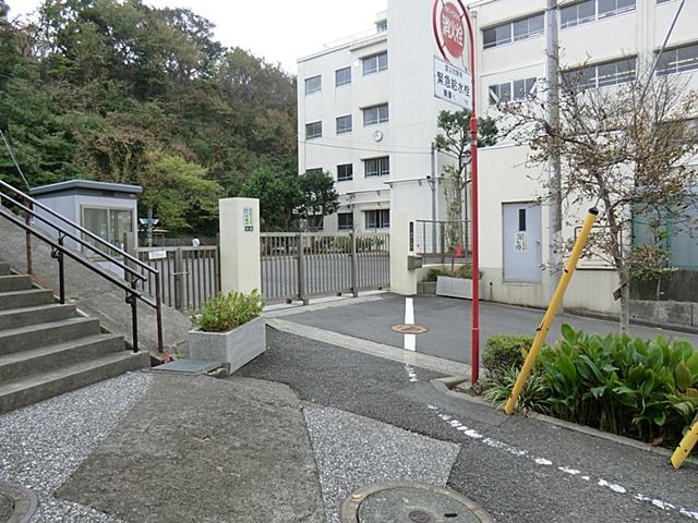 Primary school. It is located in safe distance to 1000m commute to Yokohama Municipal Nishishiba Elementary School! ! 