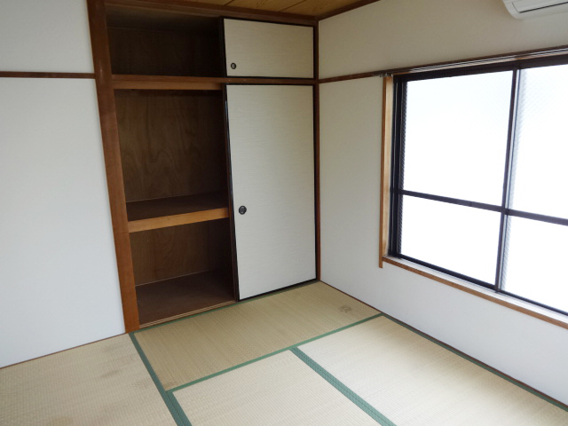Other room space. Bright Japanese-style room in the two-sided lighting (* ^ _ ^ *)