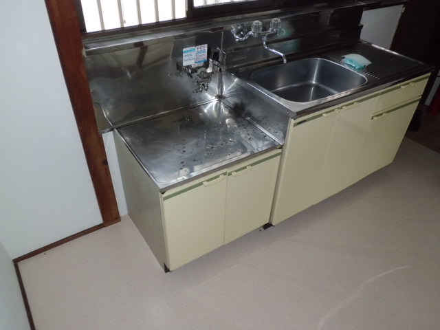 Living and room. Sink is wide! !