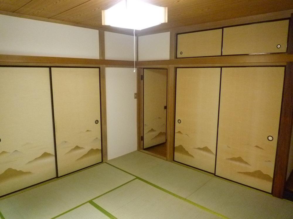 Non-living room. Nice sliding door has to produce a sense of luxury in pure Japanese-style room