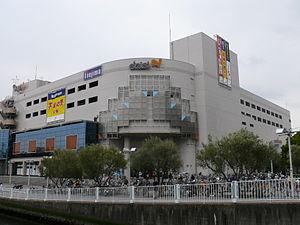 Shopping centre. 1351m to UNIQLO Daiei Kanazawa Hakkei shop