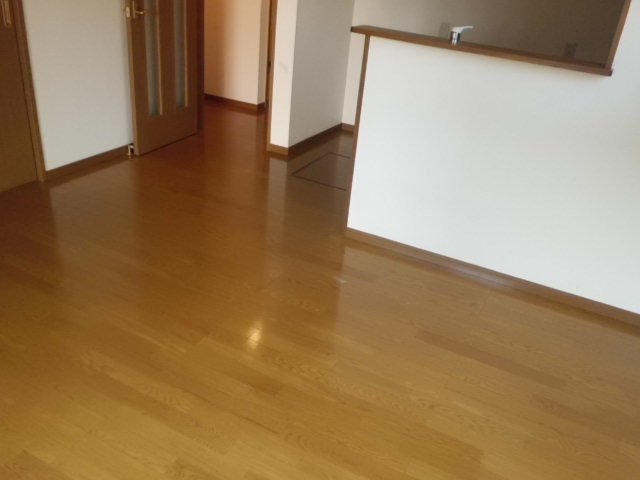 Living and room. Popular counter kitchen