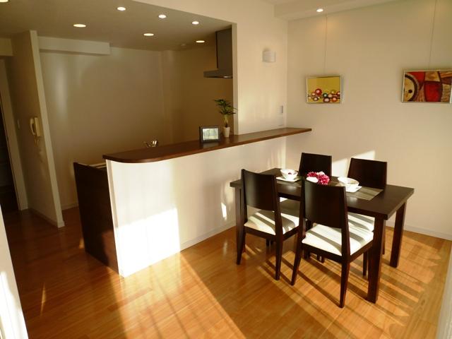 Living. South-facing sun per good living of