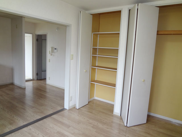 Living and room. Living storage is also abundant ☆ The kitchen bulkhead. In a semi-transparent door (