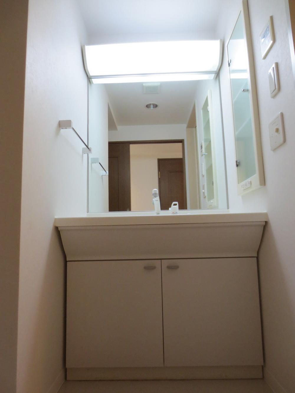 Wash basin, toilet. Indoor (12 May 2013) Shooting