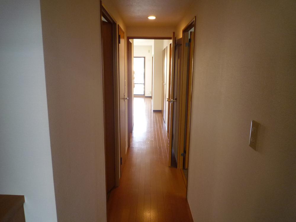 Other introspection. Bright dwelling unit to the corridor.