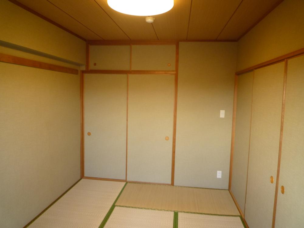 Non-living room. Equipped with a storage closet of plenty with a pillow shelf in the high-quality Japanese-style room.
