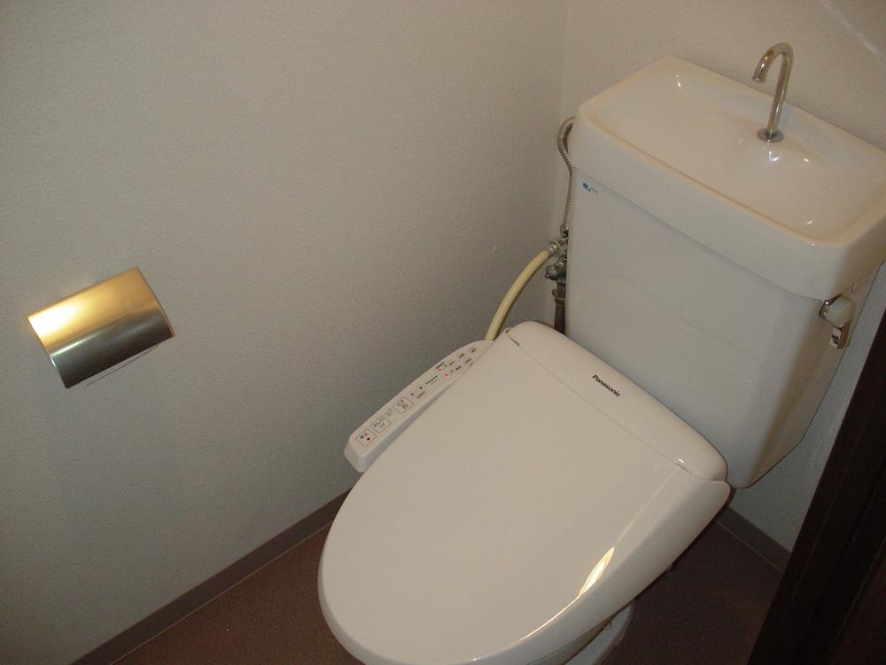 Toilet. Equipped with the latest toilet facilities Washlet built-in.