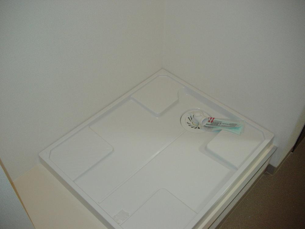 Wash basin, toilet. Equipped with Easy put space of the room is also large washing machine.