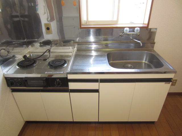 Kitchen. With electric stove. Many window, Bright is!