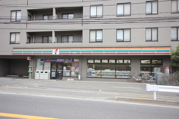 Convenience store. 340m to Seven-Eleven (convenience store)