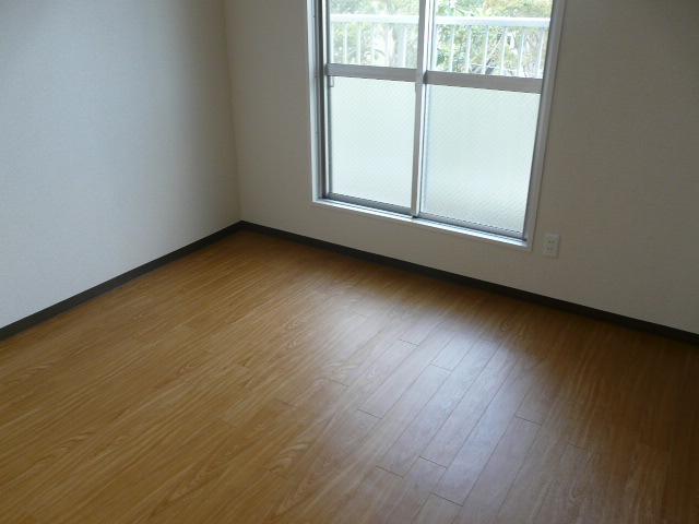 Living and room. ☆ Flooring is beautiful ☆