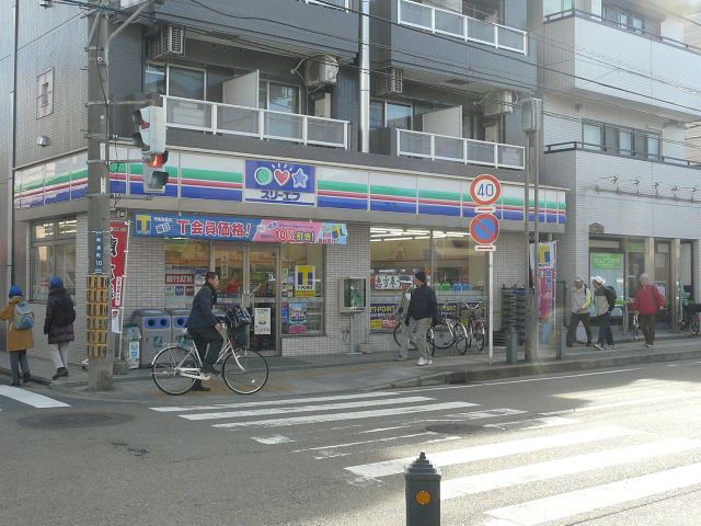 Convenience store. Three F j Kanazawa Machiya store up (convenience store) 285m