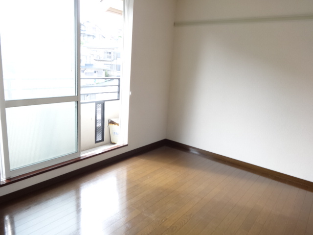 Living and room. Facing south in sunny ☆