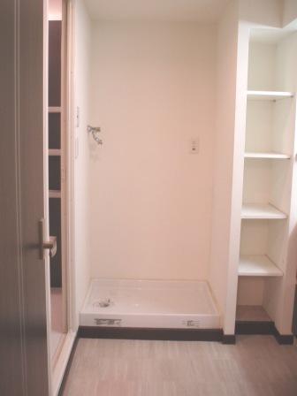 Wash basin, toilet. Indoor (11 May 2013) Shooting