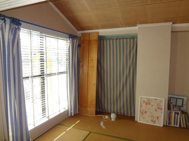 Non-living room. Japanese-style room also has become a slope ceiling
