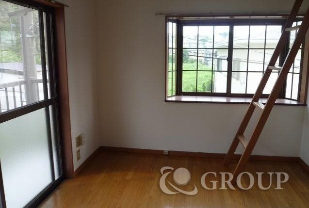 Living and room. Rooms are feeling open